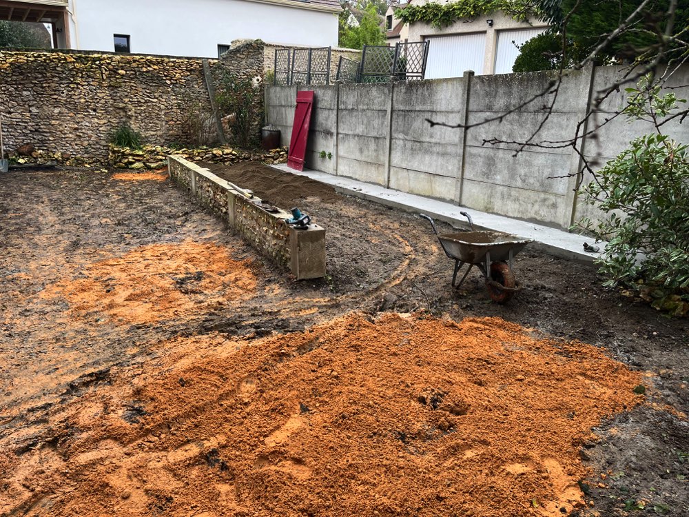 Intervention complète d'aménagement de jardin, terrassement, et mise à niveaux du terrain, incluant cassage de dalle béton, création d’allée, pose de bordure et de pelouse en rouleaux à Orgeval 78630.
